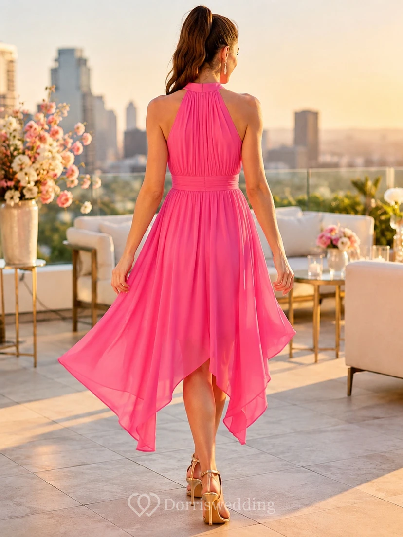 Vestido de cóctel de boda moderno de gasa fucsia con escote halter y corte en A asimétrico view 2
