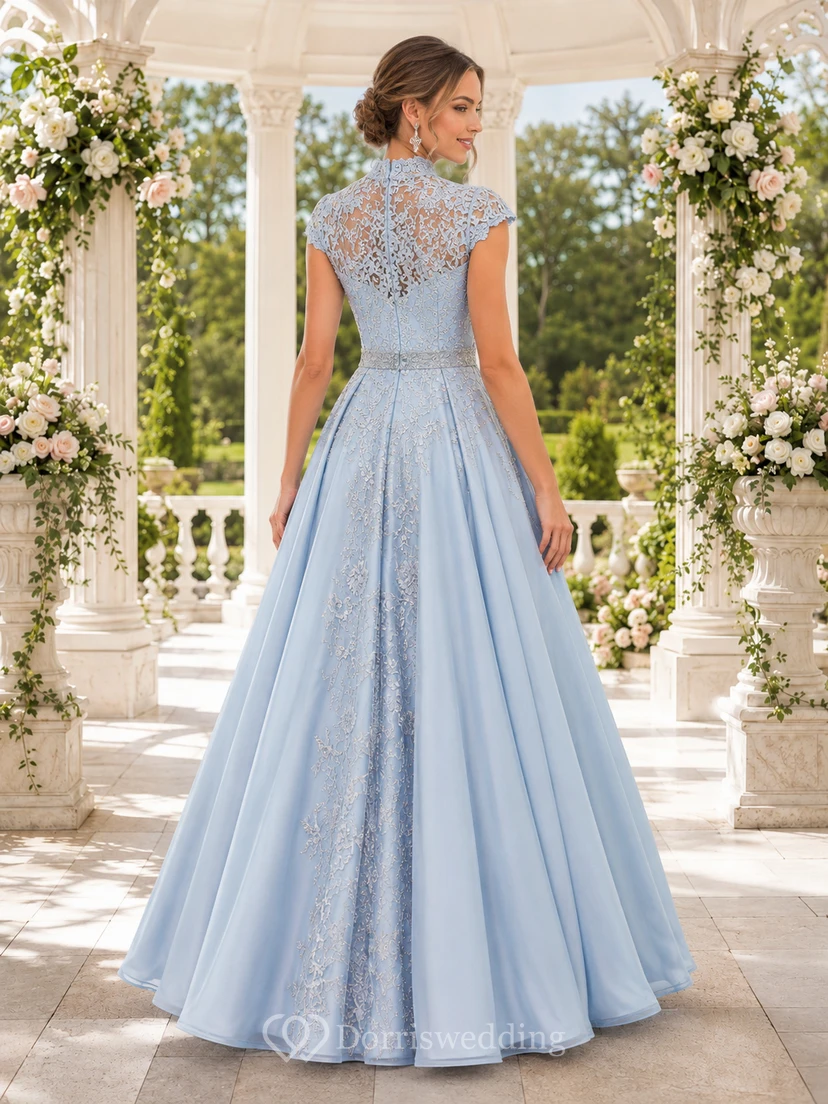 Elegantes, himmelblaues, bodenlanges Ballkleid aus Spitze mit hohem Kragen und kurzen Ärmeln view 2