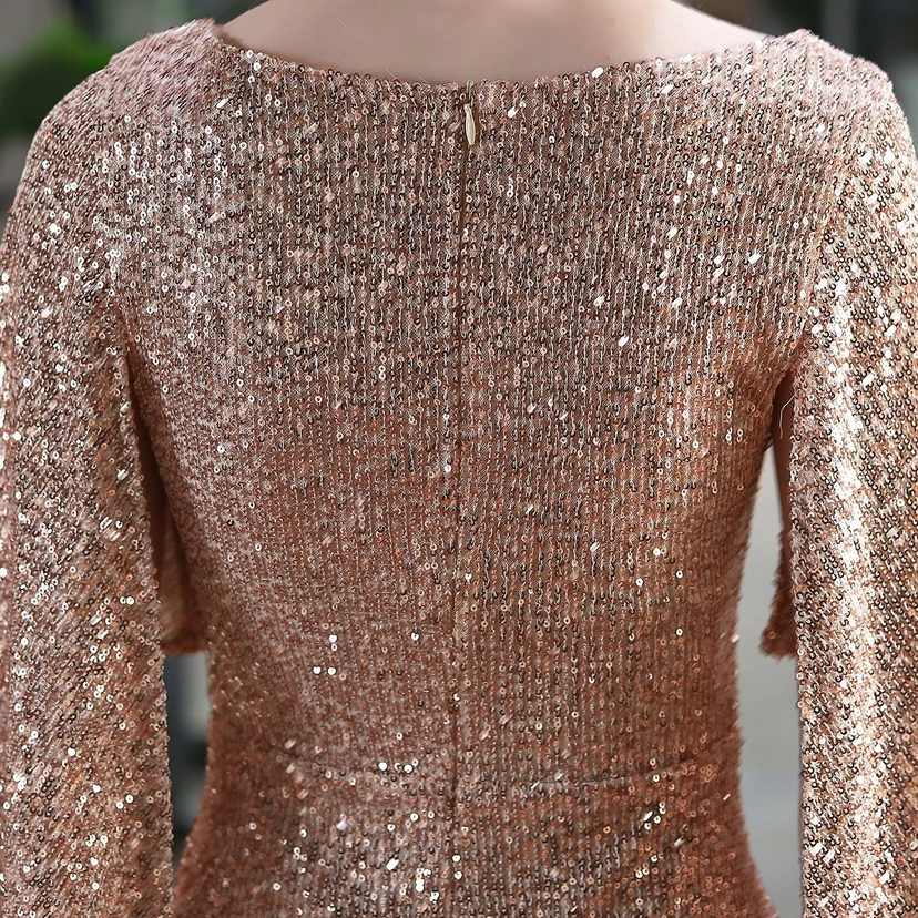Robe de soirée élégante à paillettes, style sirène, ailes d'ange, idéale pour un banquet ou une réunion. Mannequin automobile. Robe de soirée d'été. view 9