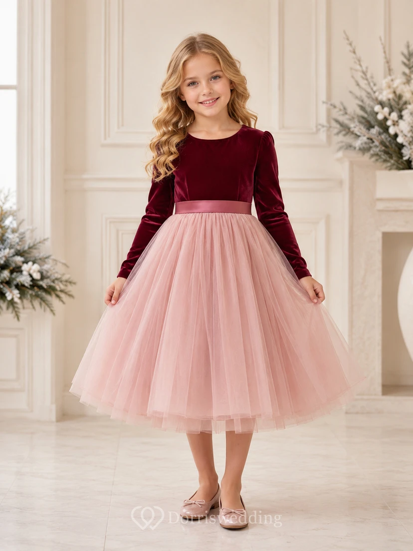 Robe élégante de demoiselle d'honneur d'hiver en velours bordeaux et tulle, longueur thé, coupe trapèze, manches longues et col rond.