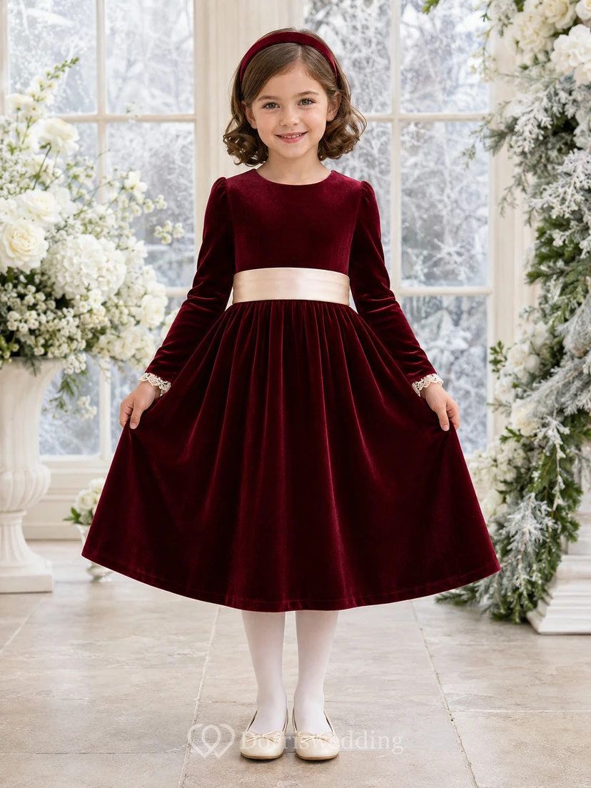 Vestido de niña de las flores, terciopelo burdeos, satén, corte en A, manga larga, cuello joya, largo midi, detalle de fajín.