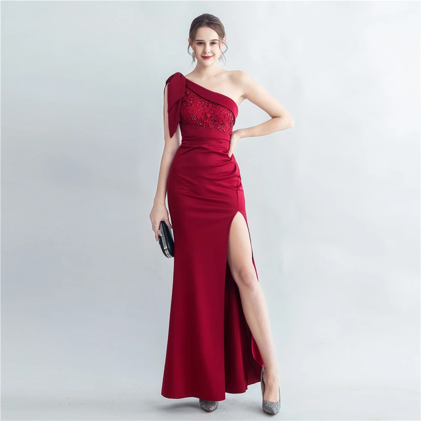 Elegantes Abendkleid aus Spitze mit Strassbesatz, Perlenverzierungen, schräger Schulterpartie, römischem Kragen und Seitenschlitz view 27