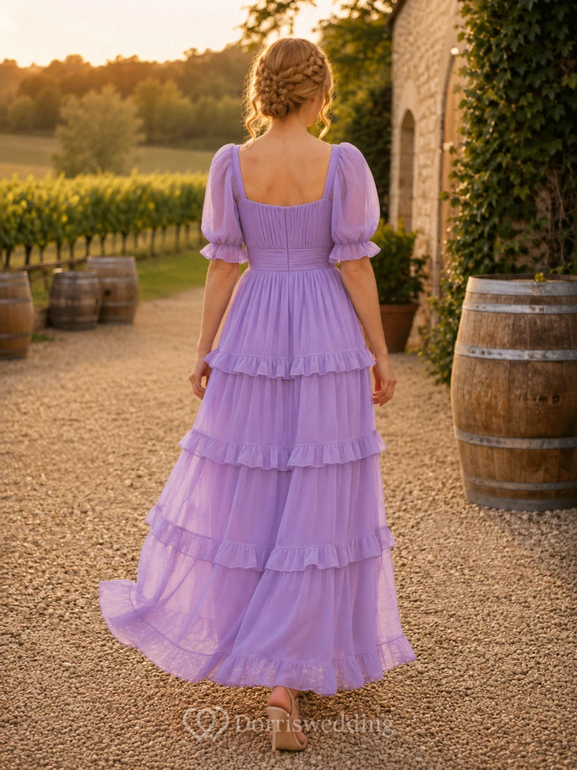 Lavendel-Weinberg-Gartenhochzeitsgast-Brautjungfern-Cocktailkleid, A-Linie, Teelänge, asymmetrischer Saum, eckiger Ausschnitt, Puffärmel, Chiffon-Rüschenbesatz, Stufenrock, Reißverschluss hinten view 2