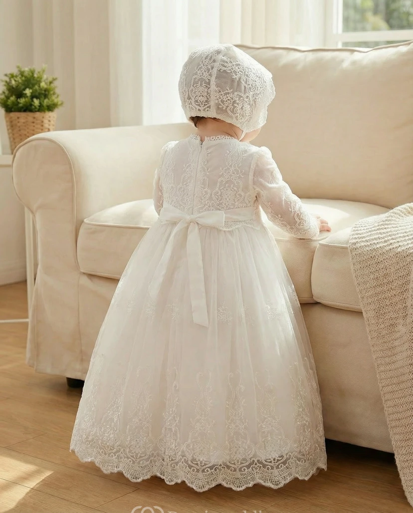 Weißes Taufkleid für Blumenmädchen, langärmelig, aus Spitze und Tüll, mit passender Haube view 2