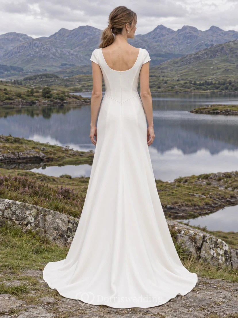 Vestido de novia sencillo de satén de algodón con escote barco, manga corta y cola. view 2