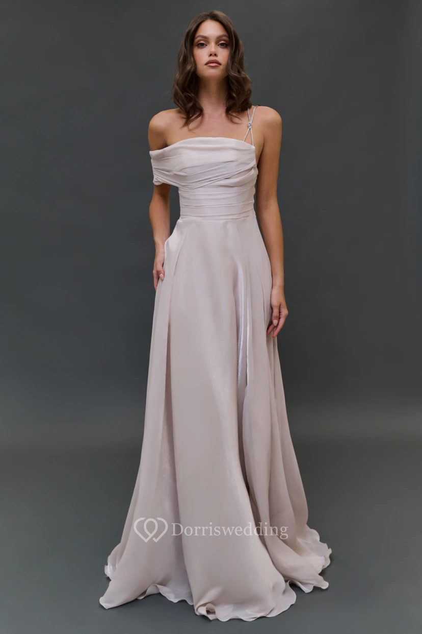 Vestido largo asimétrico rosa estilo imperio con fruncido en la parte superior. video preview