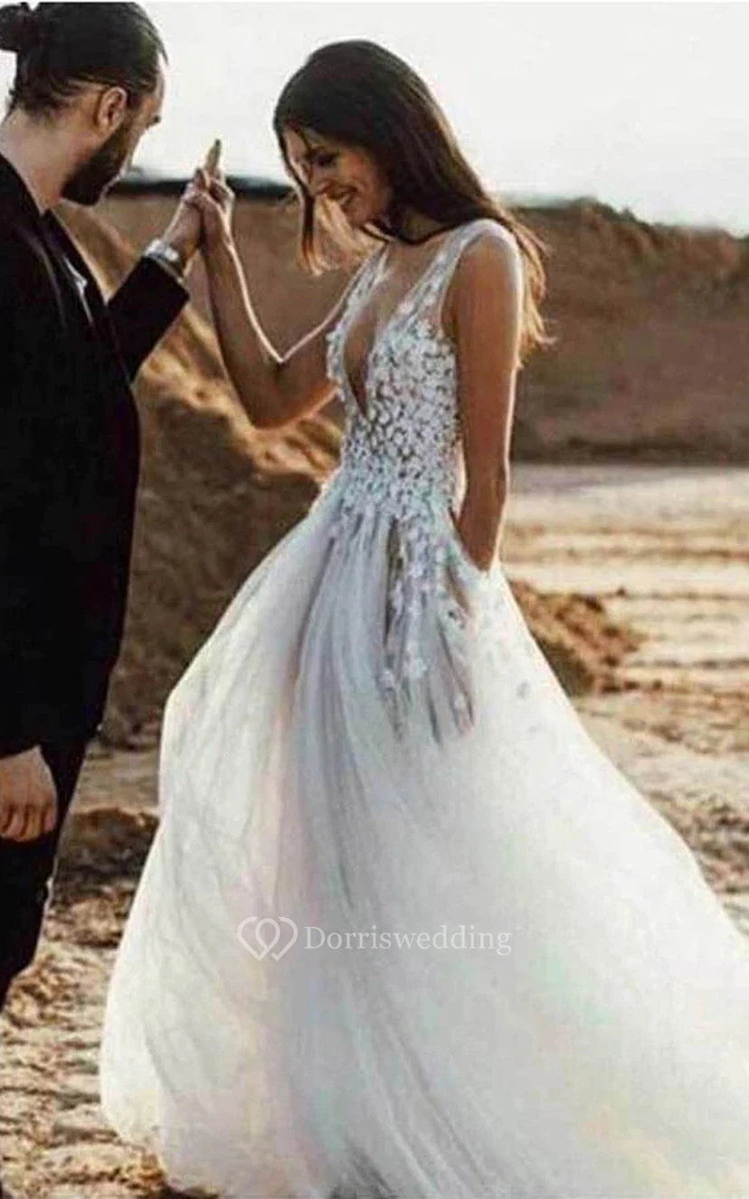 Fließendes, sexy, luftiges Strand-Hochzeitskleid aus Tüll mit tiefem Ausschnitt view 2