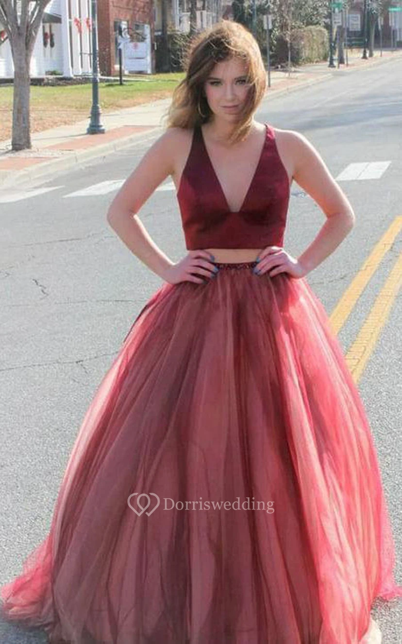 Sencillo vestido de fiesta de dos piezas largo hasta el suelo, sin mangas, de tul, con cremallera y lazo.