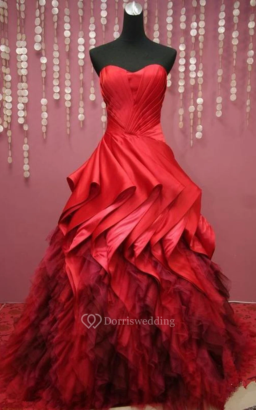 Vestido largo de gala con escote corazón, sin mangas, pliegues acampanados, cola de corte recto y espalda con cordones, de tul y encaje.