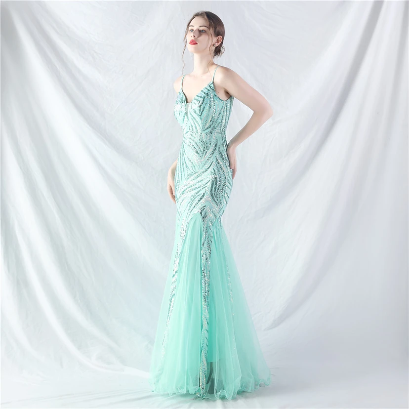 Paillettenbesetztes Abendkleid aus Netzstoff und Trägern view 48