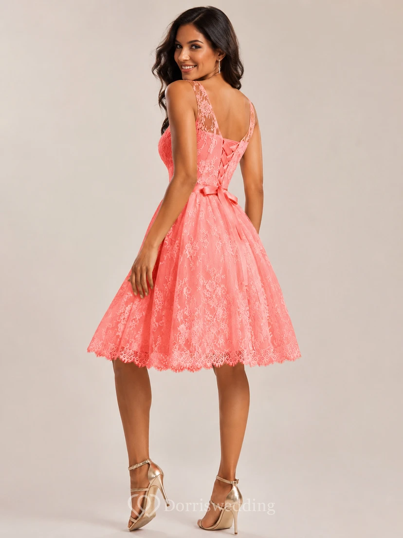 Robe trapèze arrivant au genou, manches courtes, ceinture en dentelle, plis et laçage view 7
