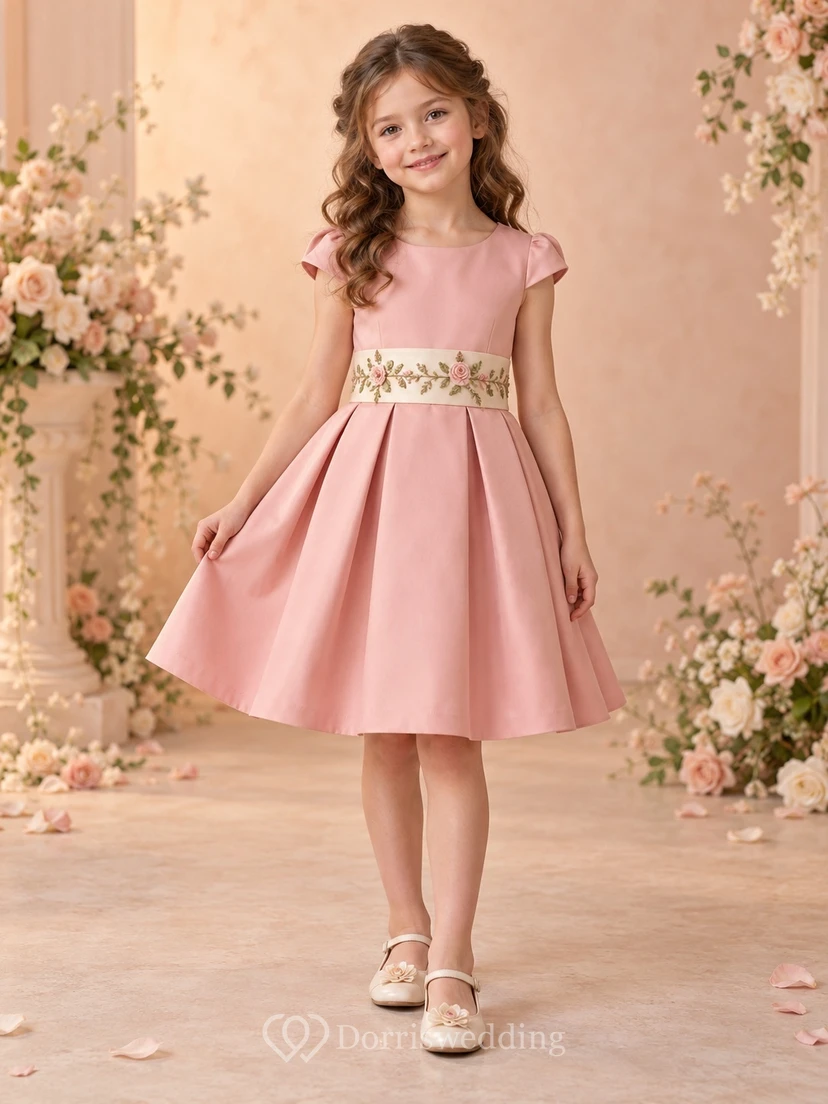 Rosafarbenes Blumenmädchenkleid mit Schärpe, kurzen Ärmeln und Falten am Knie, kurzen Ärmeln und Schärpen