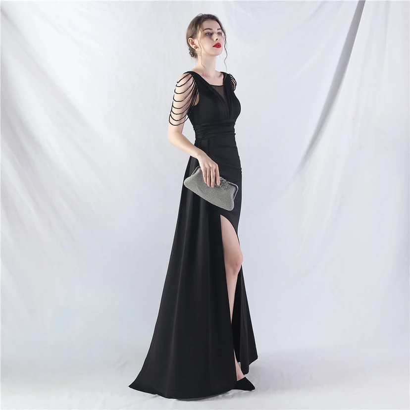 Ein Abendkleid aus insgesamt 8 Farben, gefertigt mit aufwendiger Satinfalttechnik und Perlenstickerei. view 68