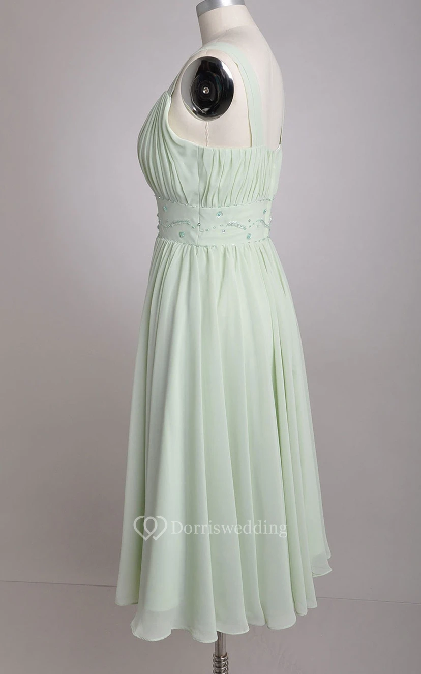 Robe de demoiselle d'honneur vert sauge en mousseline de soie, coupe trapèze, col en V et larges bretelles view 9