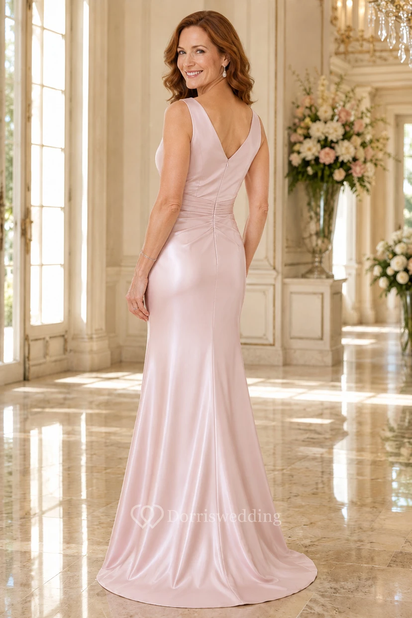 MOB-Kleid aus rosafarbenem Satin, Etuikleid mit Rundhalsausschnitt, Schleppe und Raffungen view 2