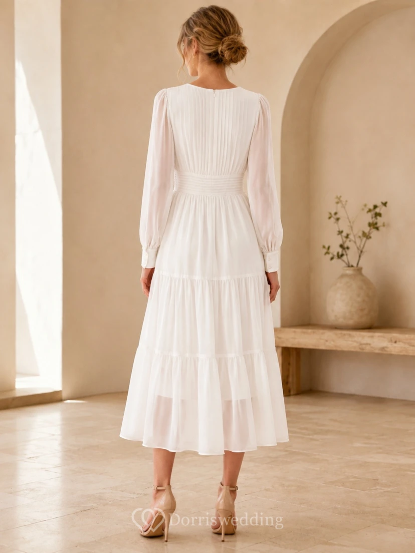 Vestido de gasa blanca de manga larga, cuello joya y corte en A con pliegues view 2