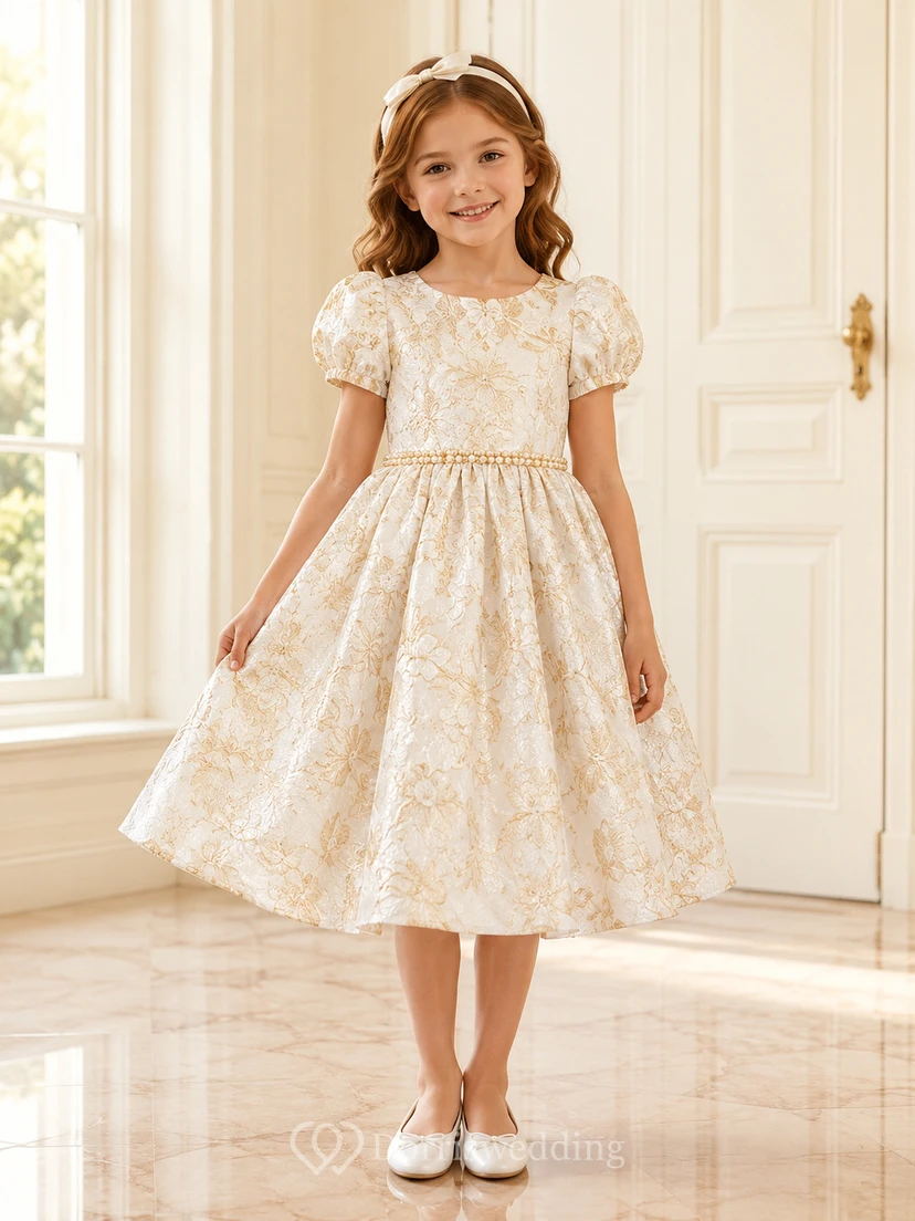 Vestido de niña de flores de tul con mangas abullonadas, corte en A, cuello redondo, falda a media pierna y detalle de lazo.