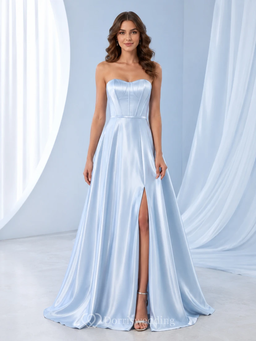 Himmelblaues, trägerloses, herzförmiges, drapiertes Satin-A-Linien-Kleid mit Schleppe und Schlitz