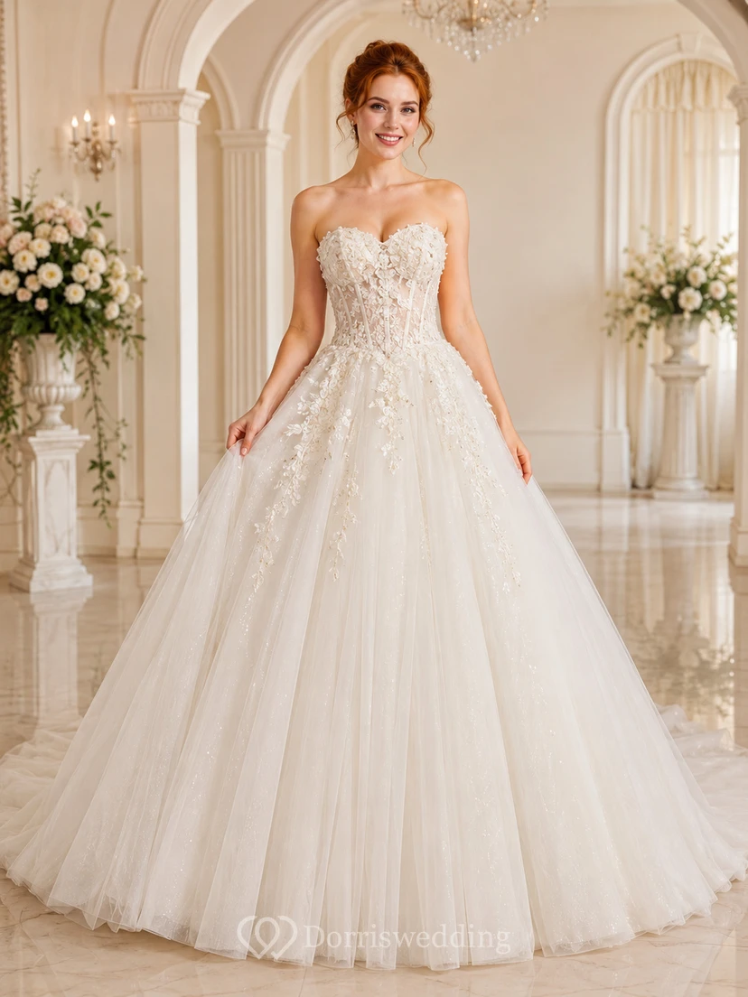 Robe de mariée romantique bustier en tulle ornée de dentelle et d'appliqués, décolleté cœur, style chapelle