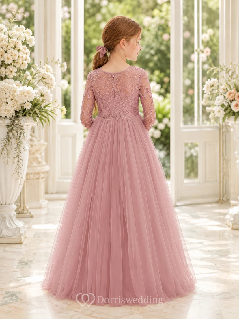 Robe de demoiselle d'honneur en tulle et dentelle rose poudré, coupe trapèze, manches longues, col rond et appliques florales view 2