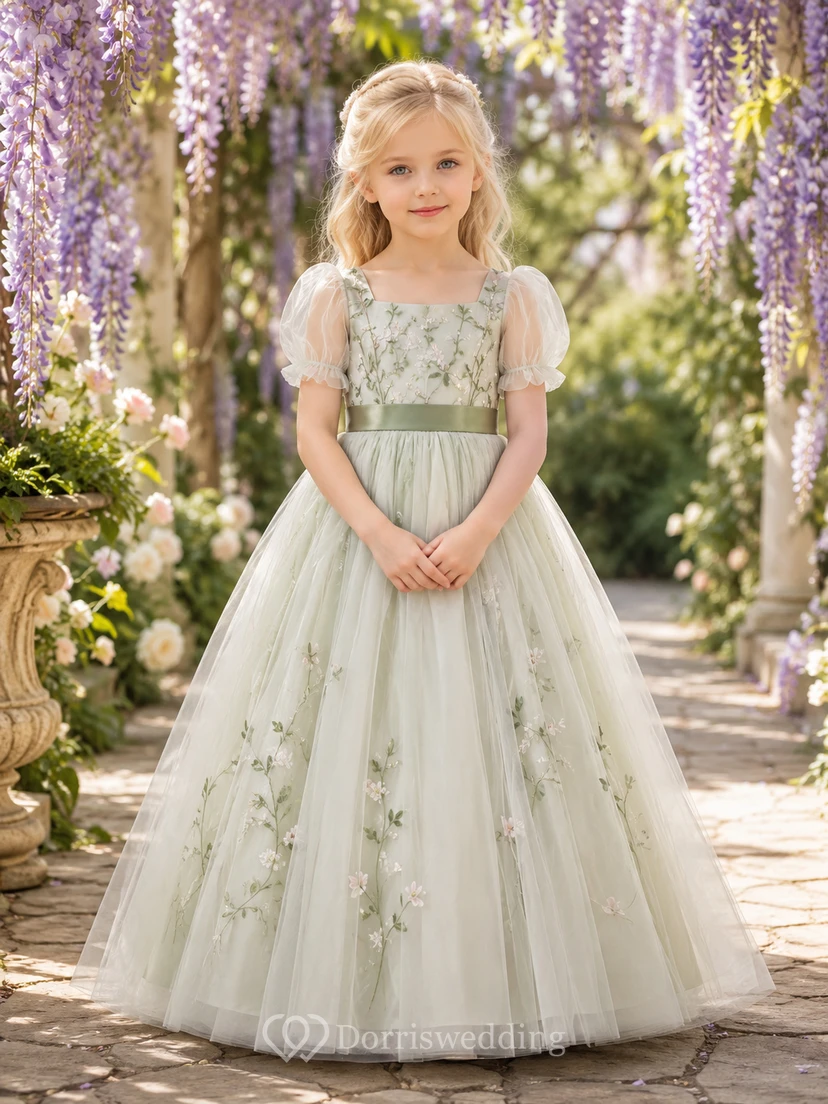 Blumenmädchenkleid aus salbeigrüner Spitze und Tüll, A-Linie, Puffärmel, Rundhalsausschnitt, Teelänge, Schärpendetails