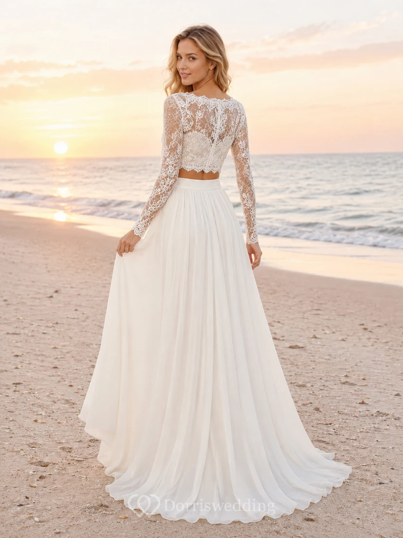Ensemble de mariée pour une escapade romantique à la plage : haut court en dentelle à manches longues et mousseline. view 2