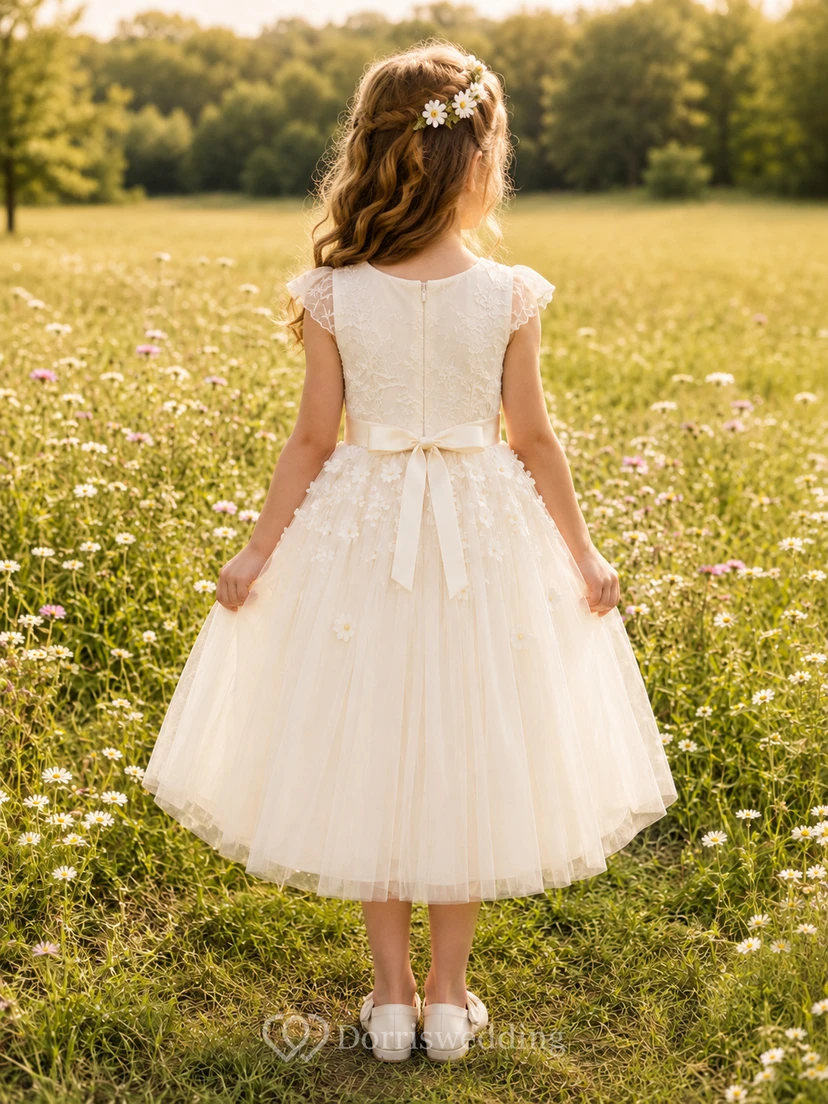 Blumenmädchenkleid aus elfenbeinfarbener Spitze und Tüll, A-Linie, Rundhalsausschnitt, Teelänge, florale Applikationen view 2