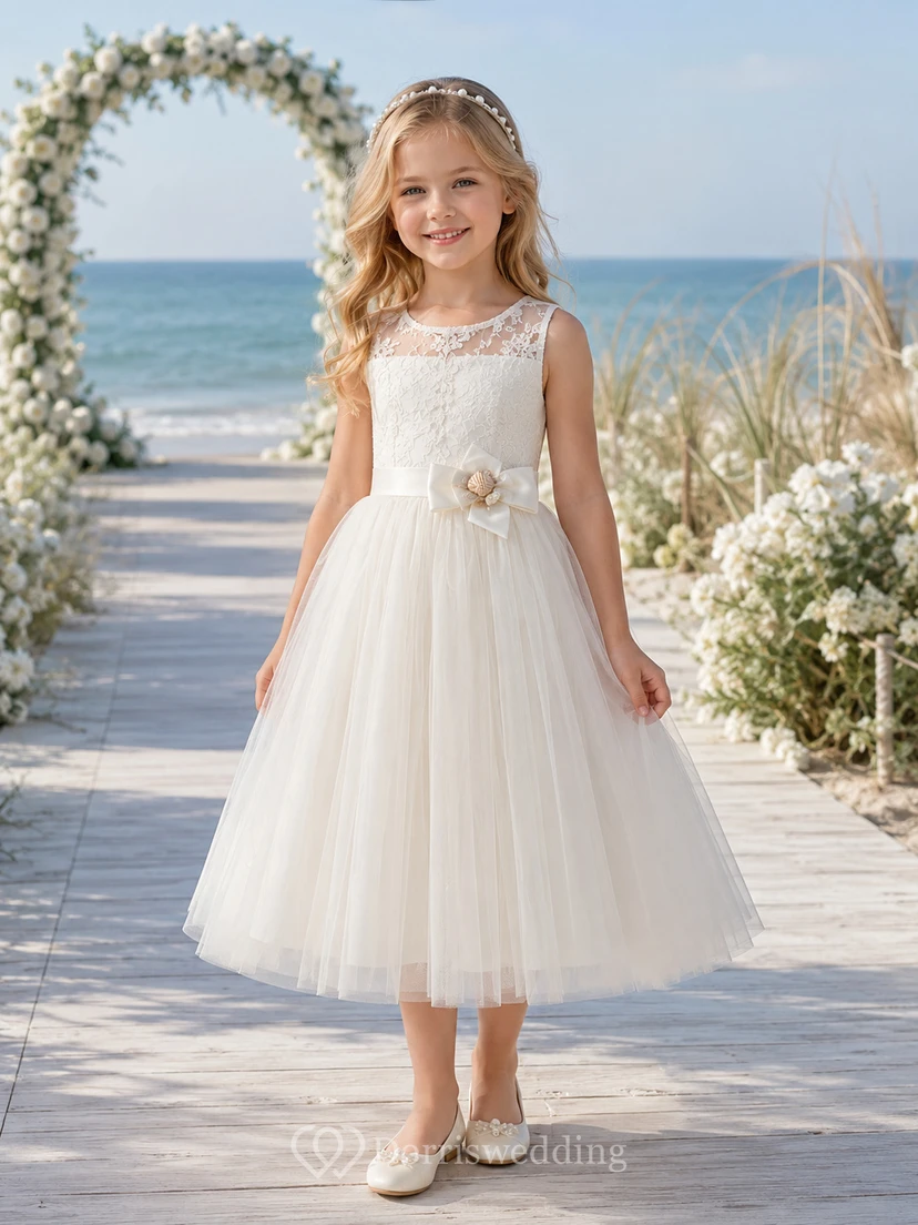 Elegante vestido de niña de las flores con corte en A, corpiño de encaje, falda de tul y lazo en la cintura para ceremonia en la playa.