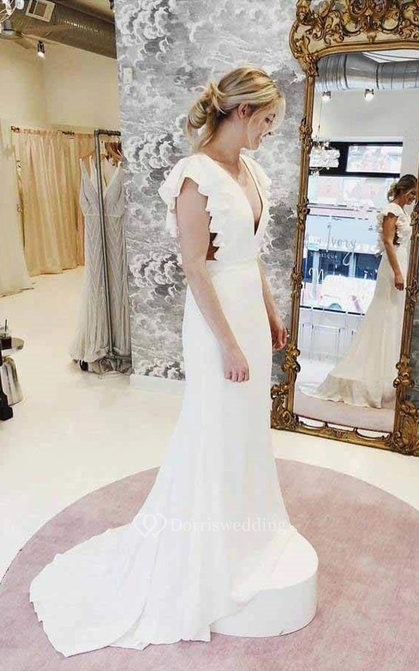 Vestido de novia sencillo de corte recto con escote pronunciado y caída en cascada. view 2