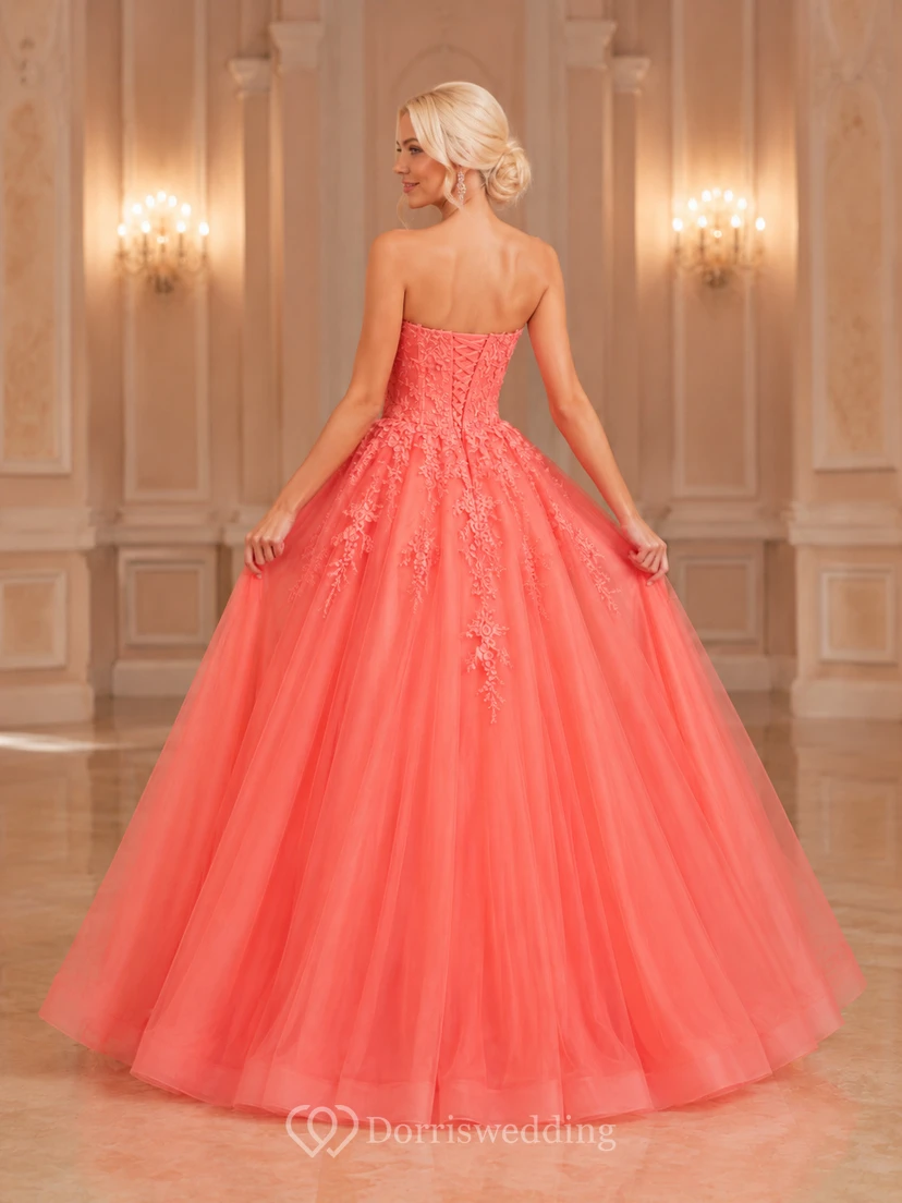 Korallenfarbenes, trägerloses Prinzessinnen-Ballkleid mit herzförmigem Dekolleté, Spitzenapplikationen und Korsett view 2