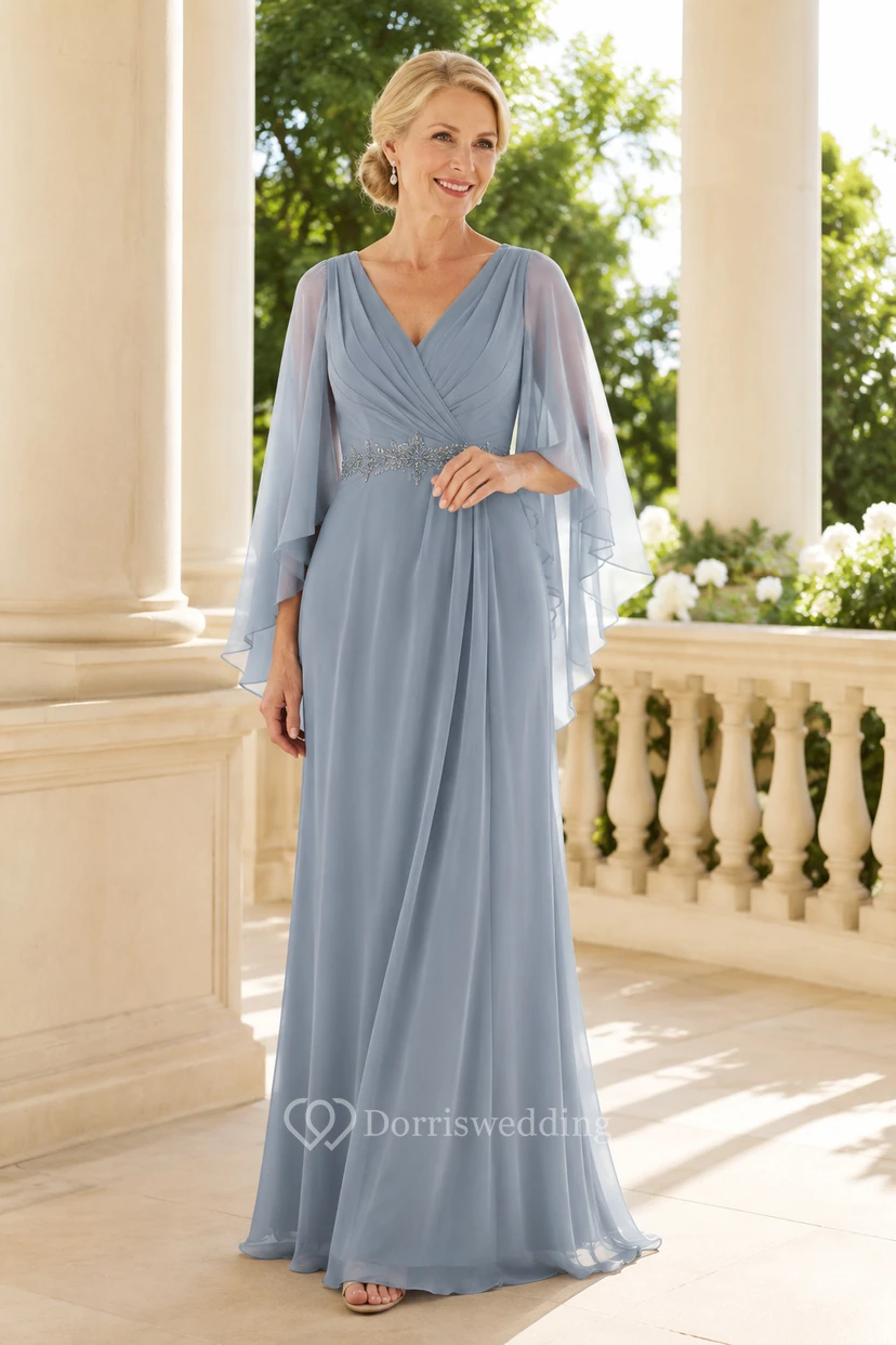 MOB-Kleid aus stahlblauem Chiffon in A-Linie mit Cape-Ärmeln, V-Ausschnitt und bodenlanger Form.