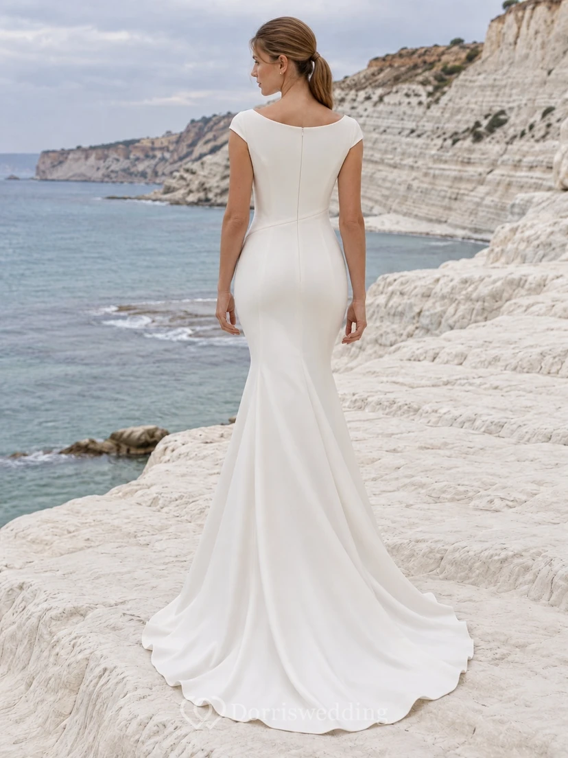 Vestido de novia sencillo de sirena con escote barco, manga corta, espalda de satén y cola de crepé. view 2