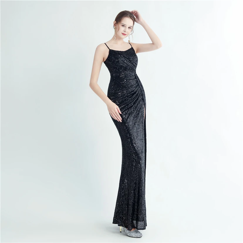 Robe de soirée longue à sequins haute densité, plissée, fendue sur le côté et à bretelles view 22