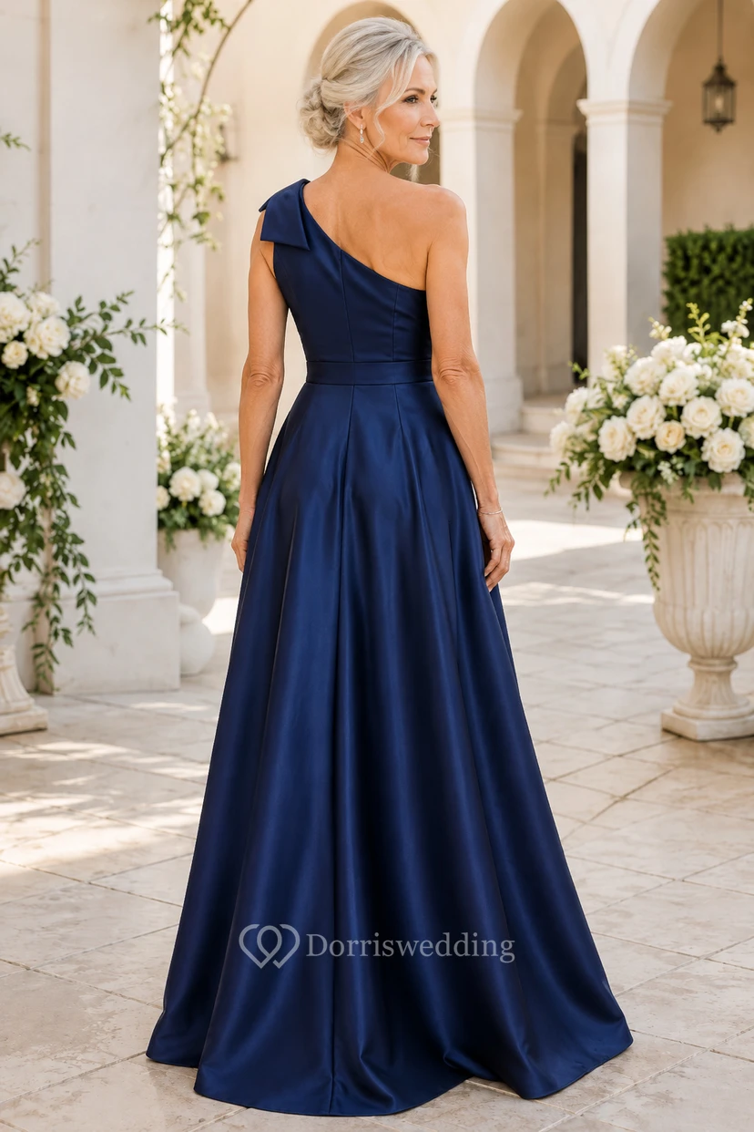 Dunkelblaues, einseitig schulterfreies A-Linien-Kleid aus Satin für Mütter view 2