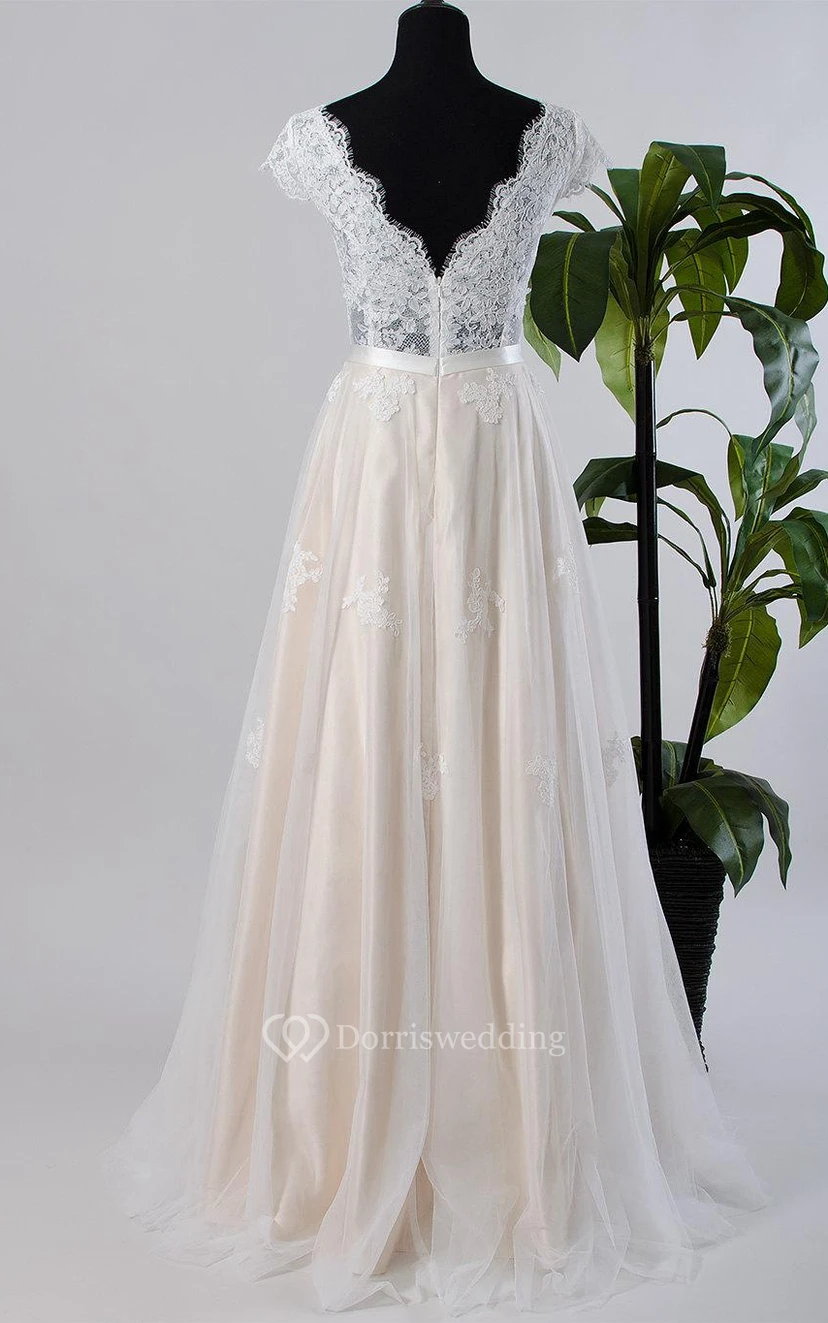 Robe de mariée en tulle, dentelle et satin à manches courtes et dos nu en V view 4