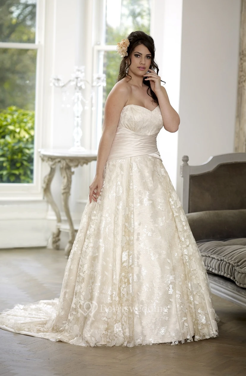 Robe trapèze longue sans manches en dentelle, décolleté cœur, traîne courte, dos lacé et plissé