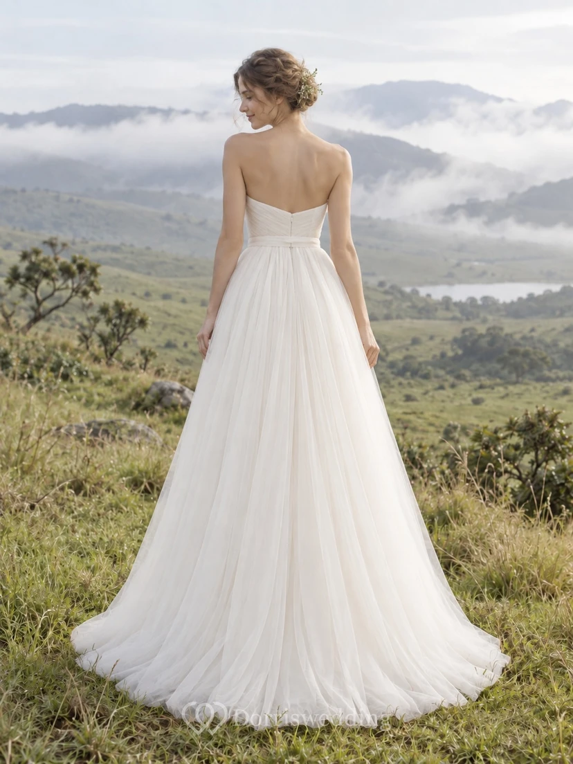Schlichtes, trägerloses, bodenlanges A-Linien-Brautkleid mit Herzausschnitt und Schärpe aus Tüll für eine Gartenhochzeit view 2