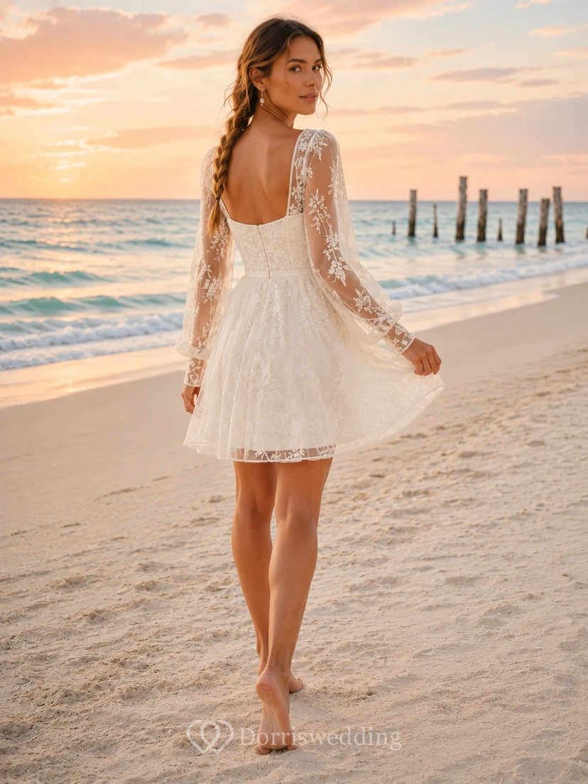 Vestido de novia de playa hasta la rodilla con escote cuadrado y mangas largas de encaje para bodas en el jardín. view 2