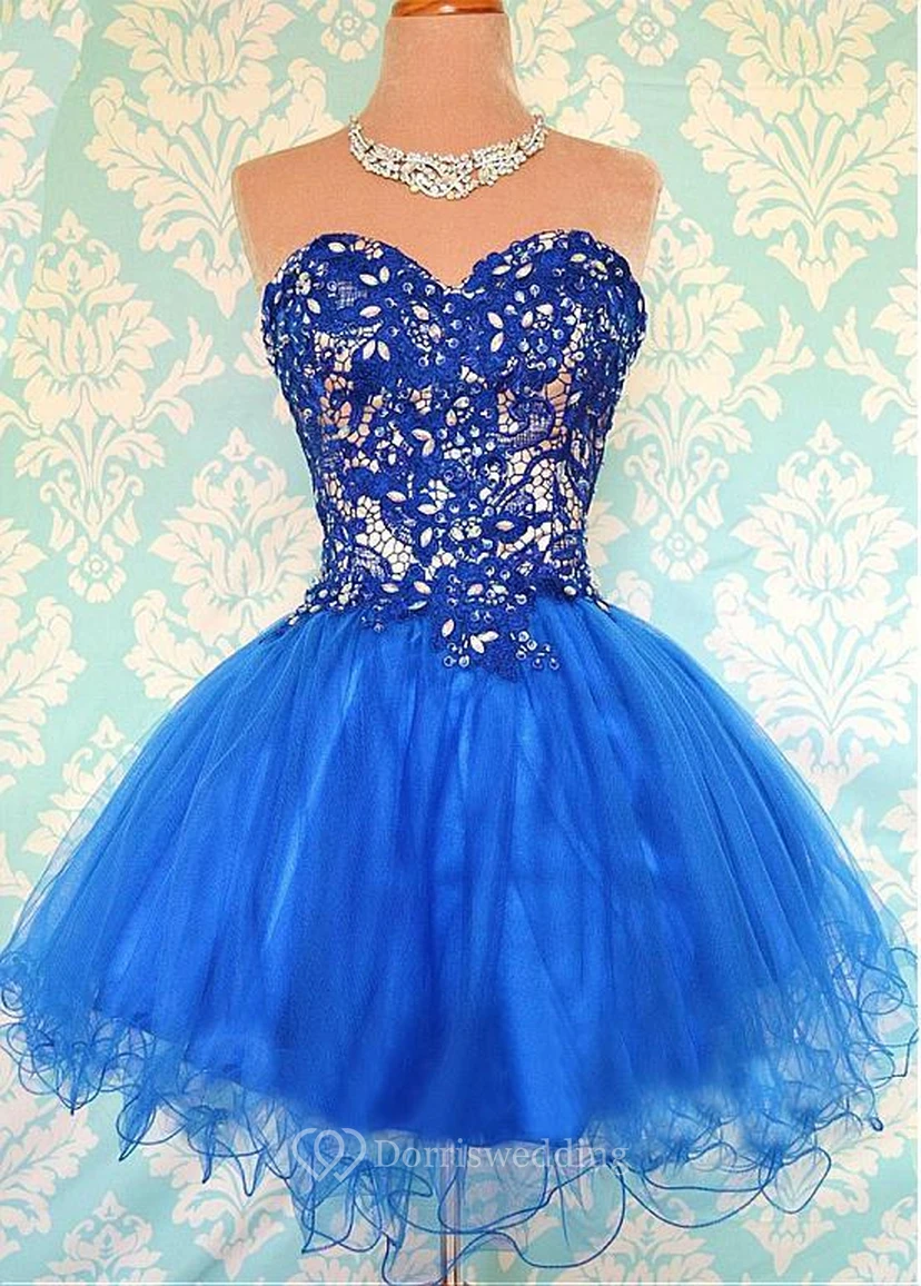 Vestido corto moderno sin mangas con escote corazón y apliques para fiesta de bienvenida.