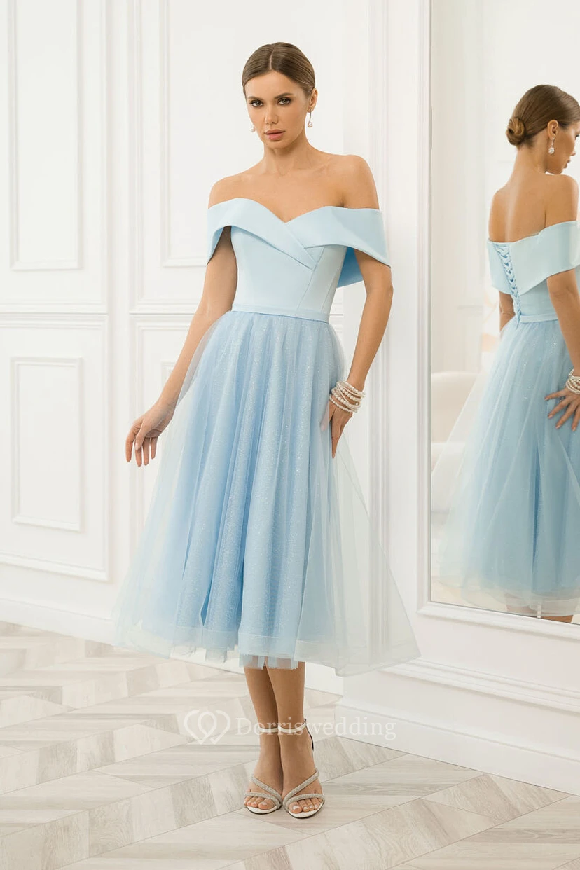 Vestido azul de tul con hombros descubiertos, plisado, de satén y lentejuelas