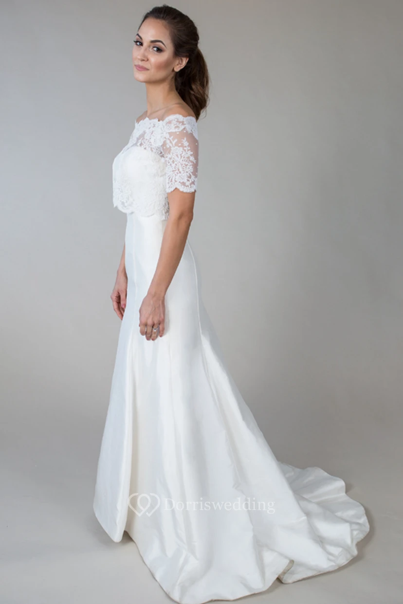 Vestido de novia de satén y encaje con mangas cortas y escote Bardot. view 3