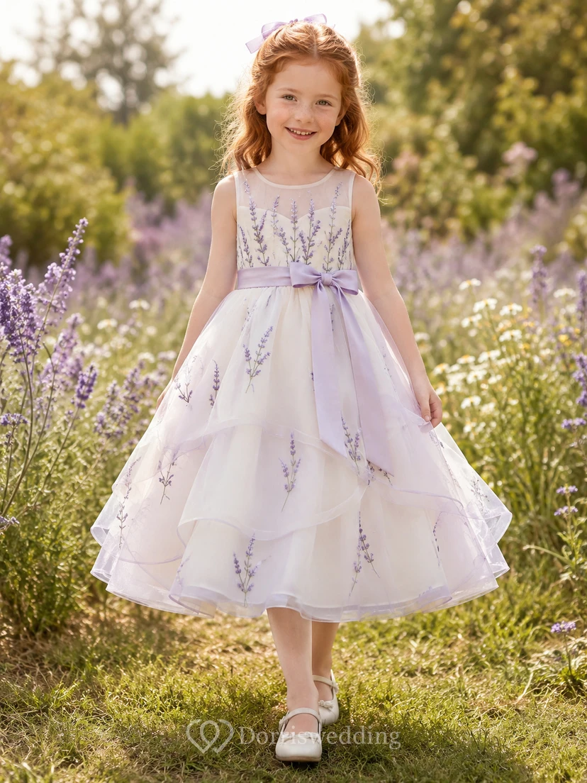 Verspieltes Blumenmädchenkleid mit Lavendelzweigmuster, ärmellosem Tüllrock, gestuftem A-Linien-Rock, Schleifenschärpe und teelangen Lagen