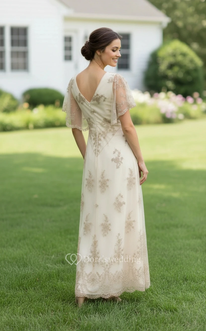 Boho-inspiriertes, elfenbeinfarbenes Brautkleid mit flatternden Ärmeln und Goldstickerei view 2