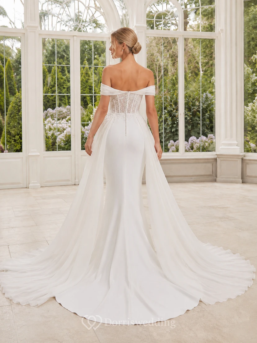 Combinaison-pantalon en satin à épaules dénudées et manches courtes avec cape, robe de mariée moderne avec traîne chapelle view 2
