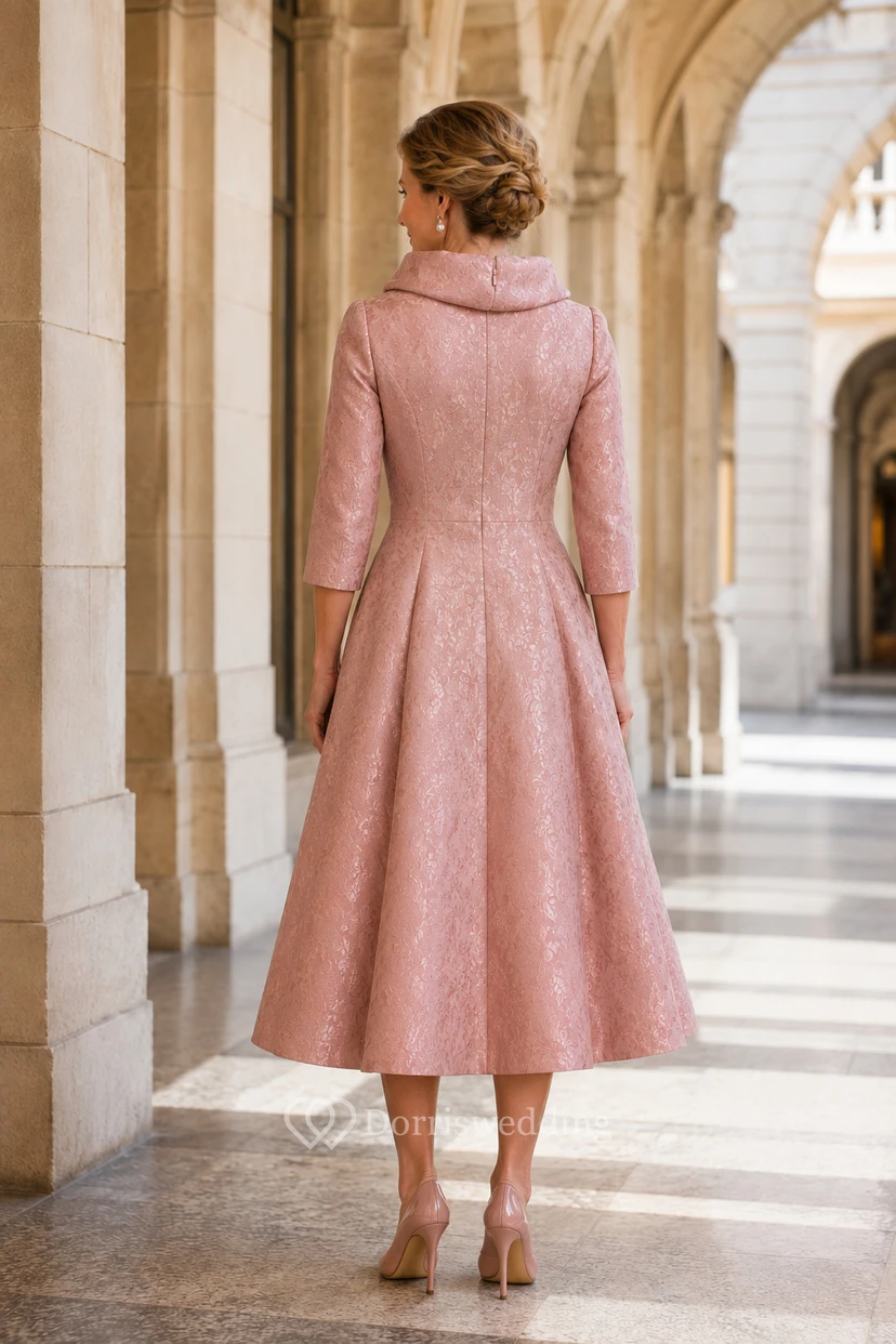 Robe de mariée en taffetas rose poudré et dentelle, coupe trapèze, manches 3/4, col bénitier, longueur thé, plissée view 2