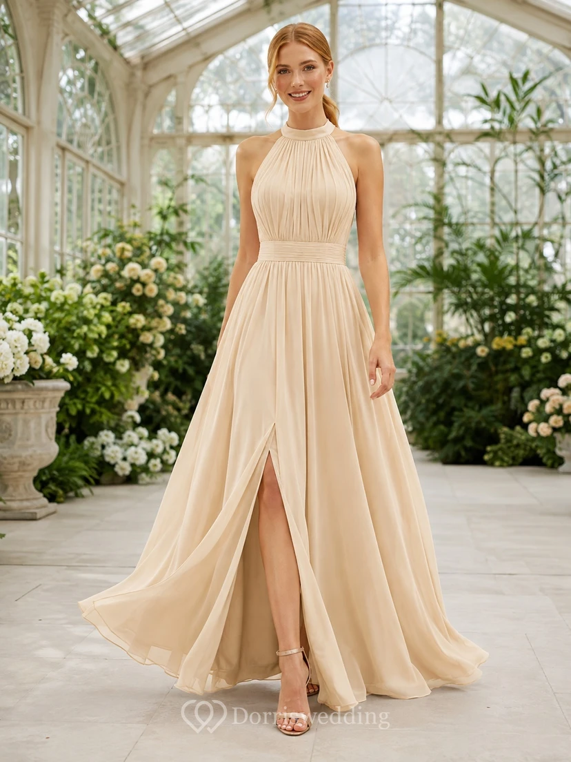 Robe de soirée longue fendue en mousseline champagne, dos nu, sans manches, coupe empire, style trapèze, sans manches.