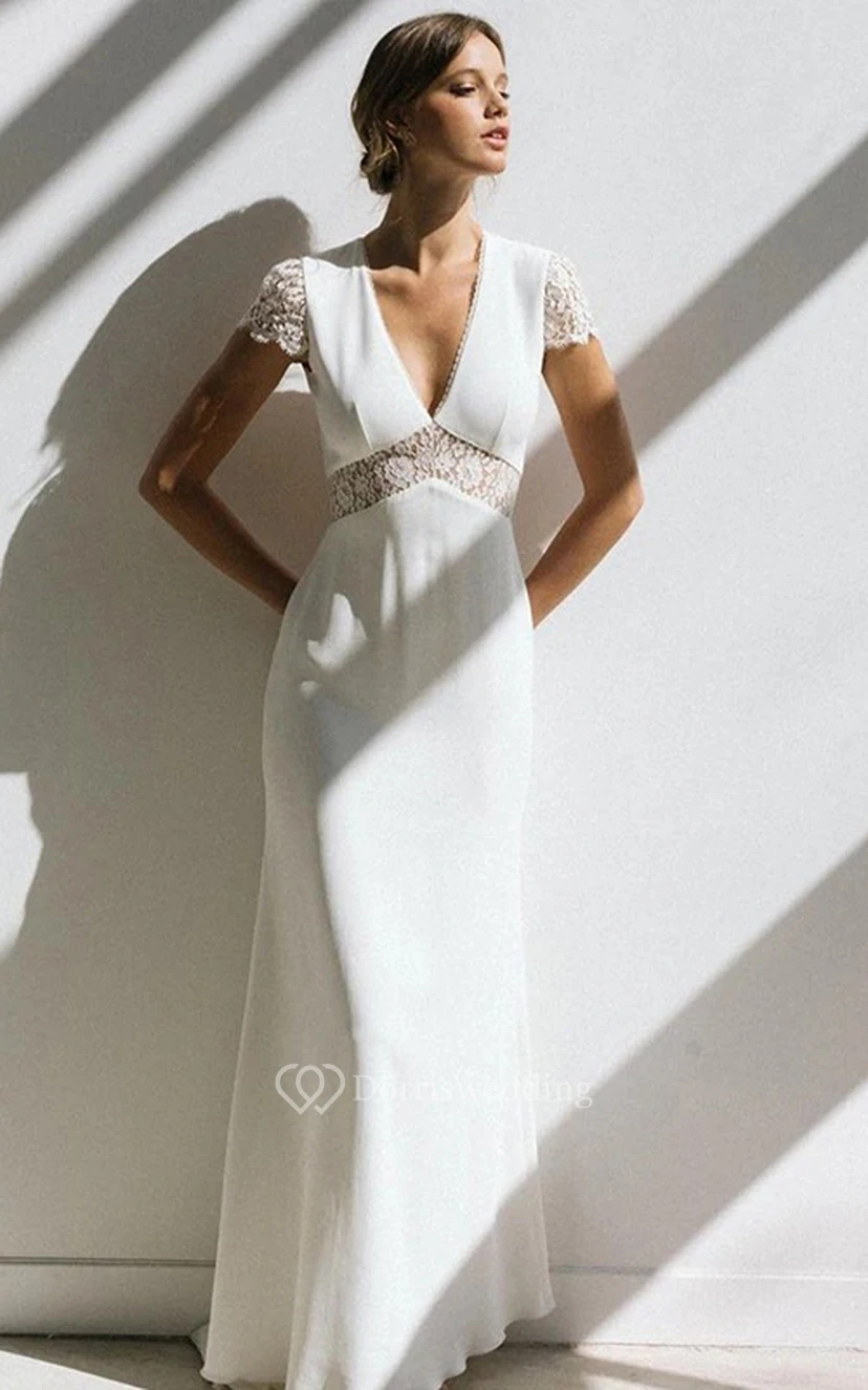 Robe de mariée fourreau décontractée à col en V, coupe empire, traîne courte et manches courtes, ornée de dentelle. video preview
