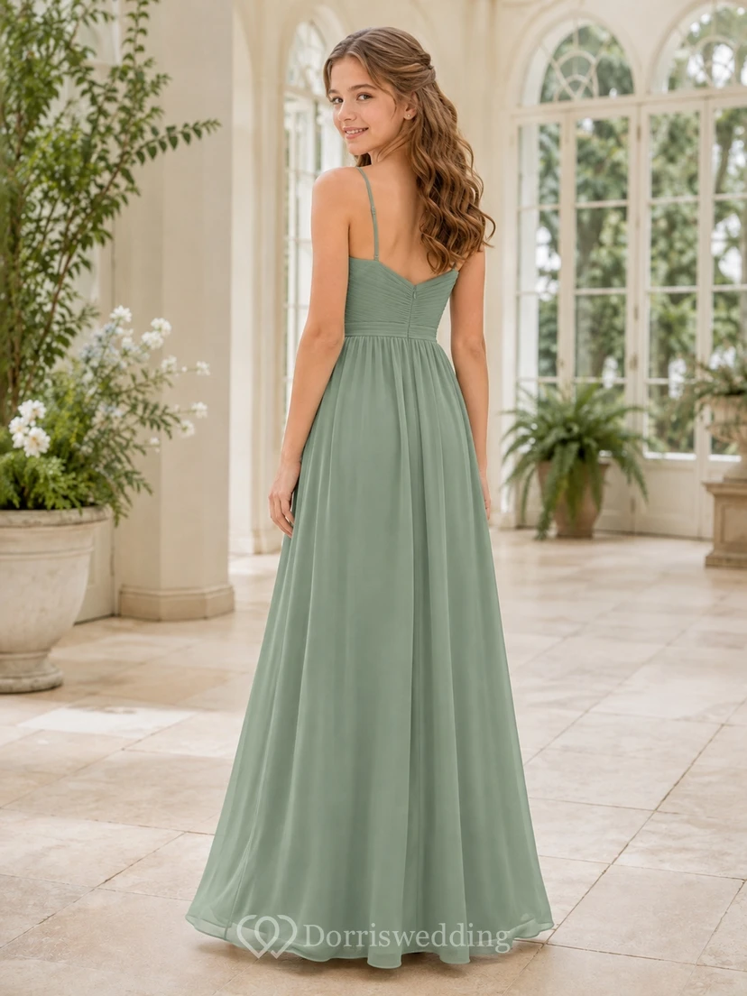 Vestido de dama de honor juvenil color celadón, corte en A, tirantes finos, sin mangas, fruncido, estilo romántico. view 2