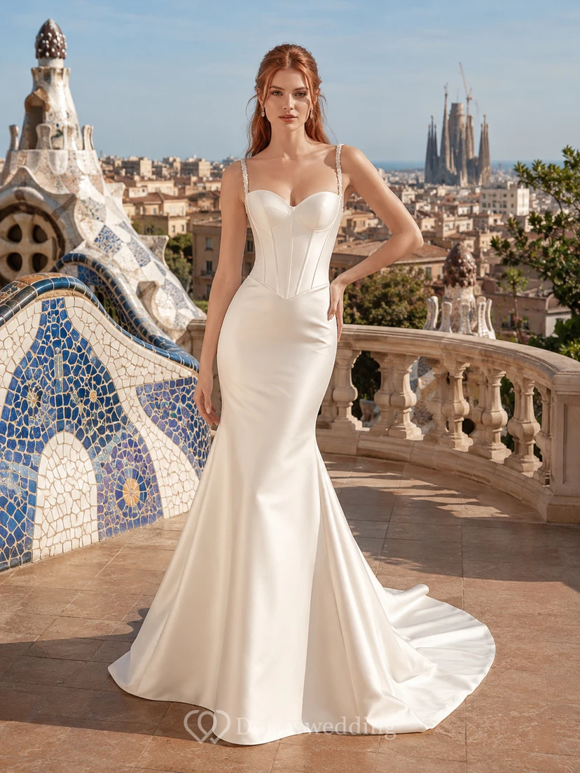 Robe de mariée sirène moderne en satin à fines bretelles et dos boutonné, décolleté cœur, robe de mariée de destination