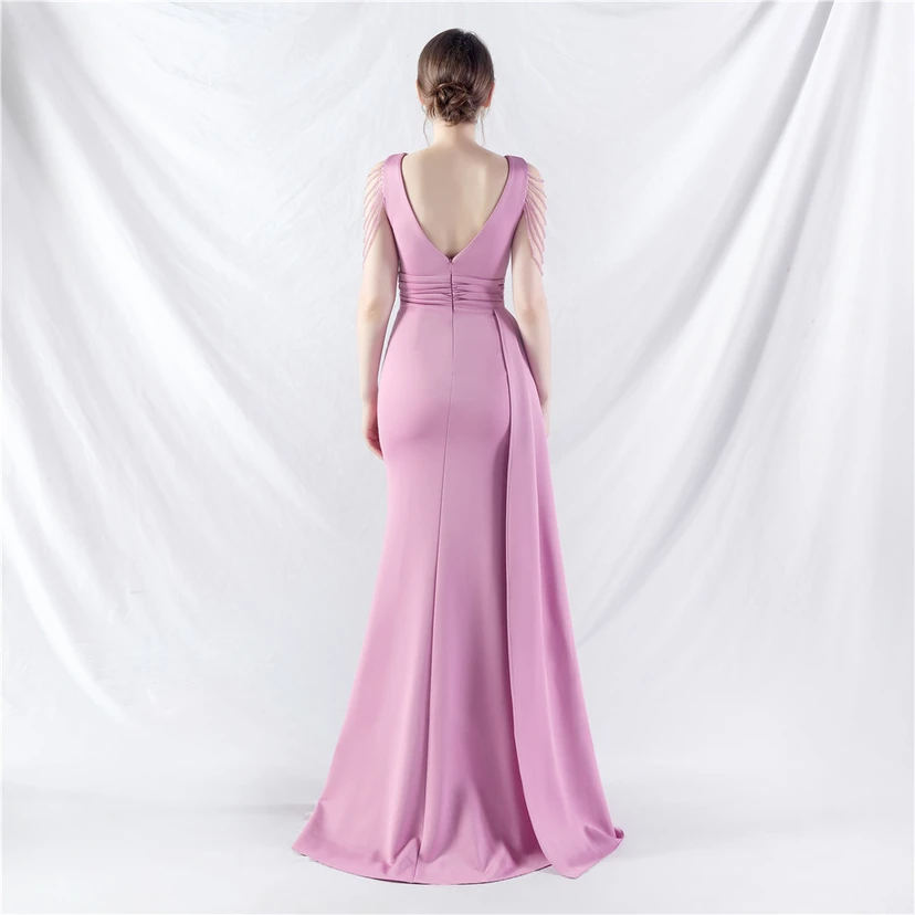 Ein Abendkleid aus insgesamt 8 Farben, gefertigt mit aufwendiger Satinfalttechnik und Perlenstickerei. view 6